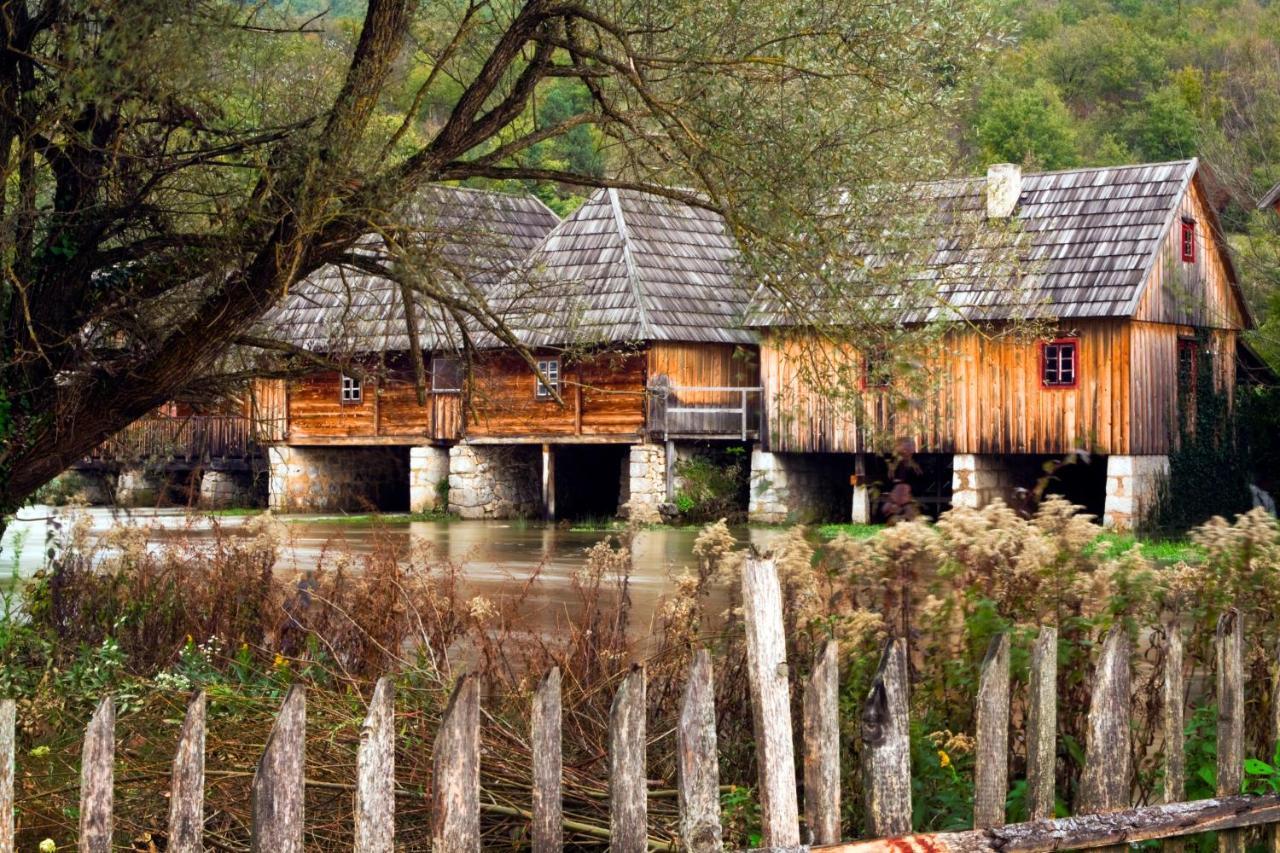 Woodenhouse With Two Apartments Otocac Luaran gambar