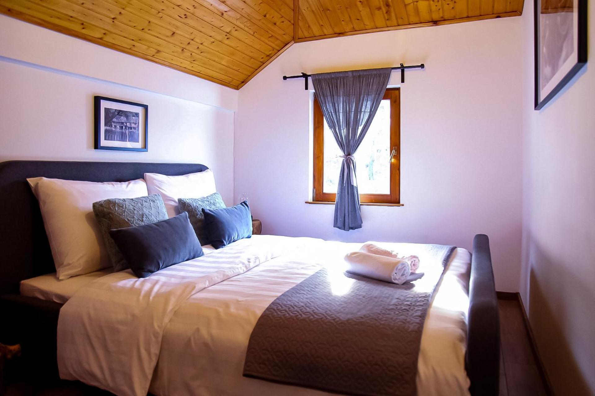 Woodenhouse With Two Apartments Otocac Luaran gambar