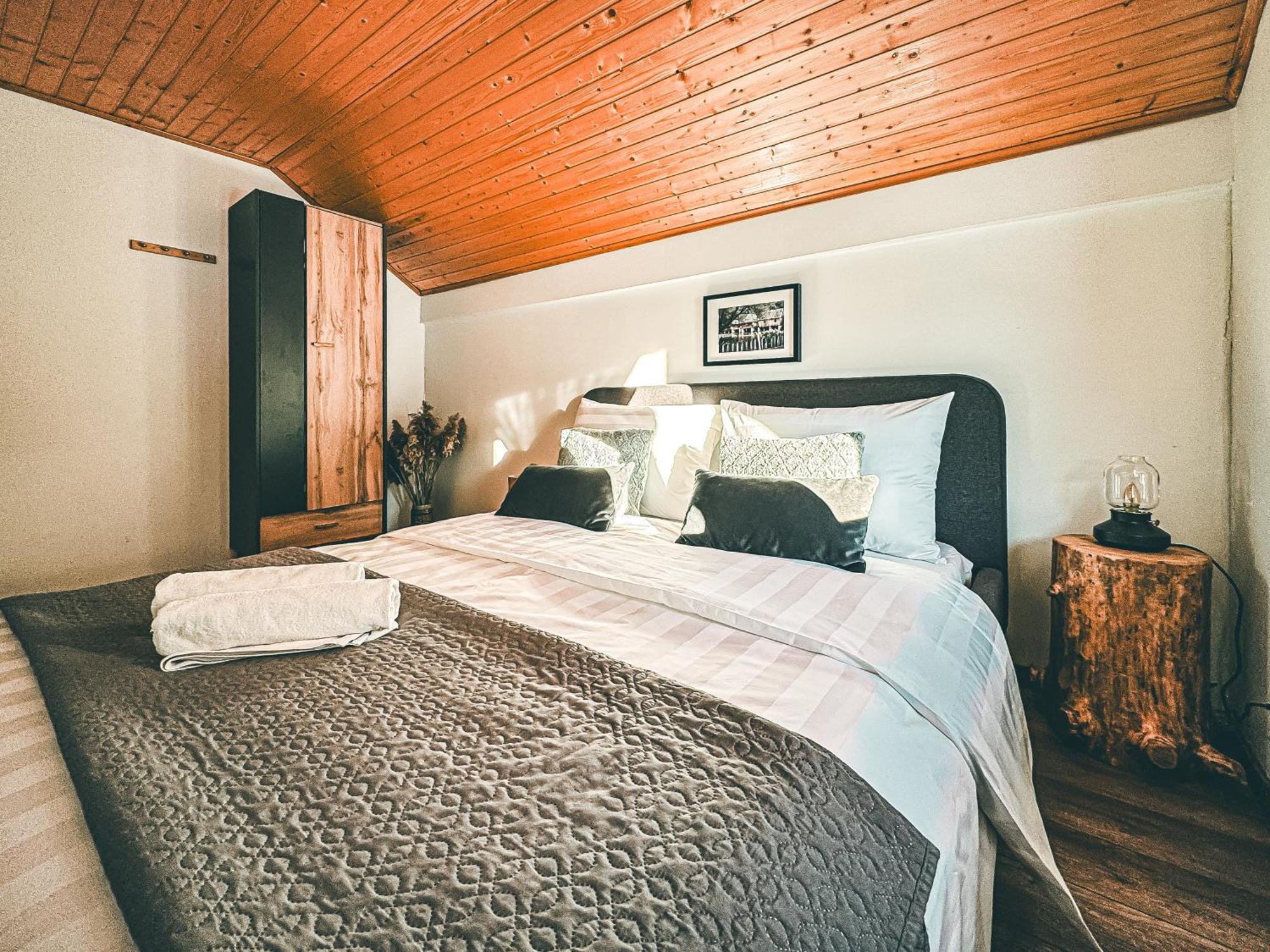 Woodenhouse With Two Apartments Otocac Luaran gambar